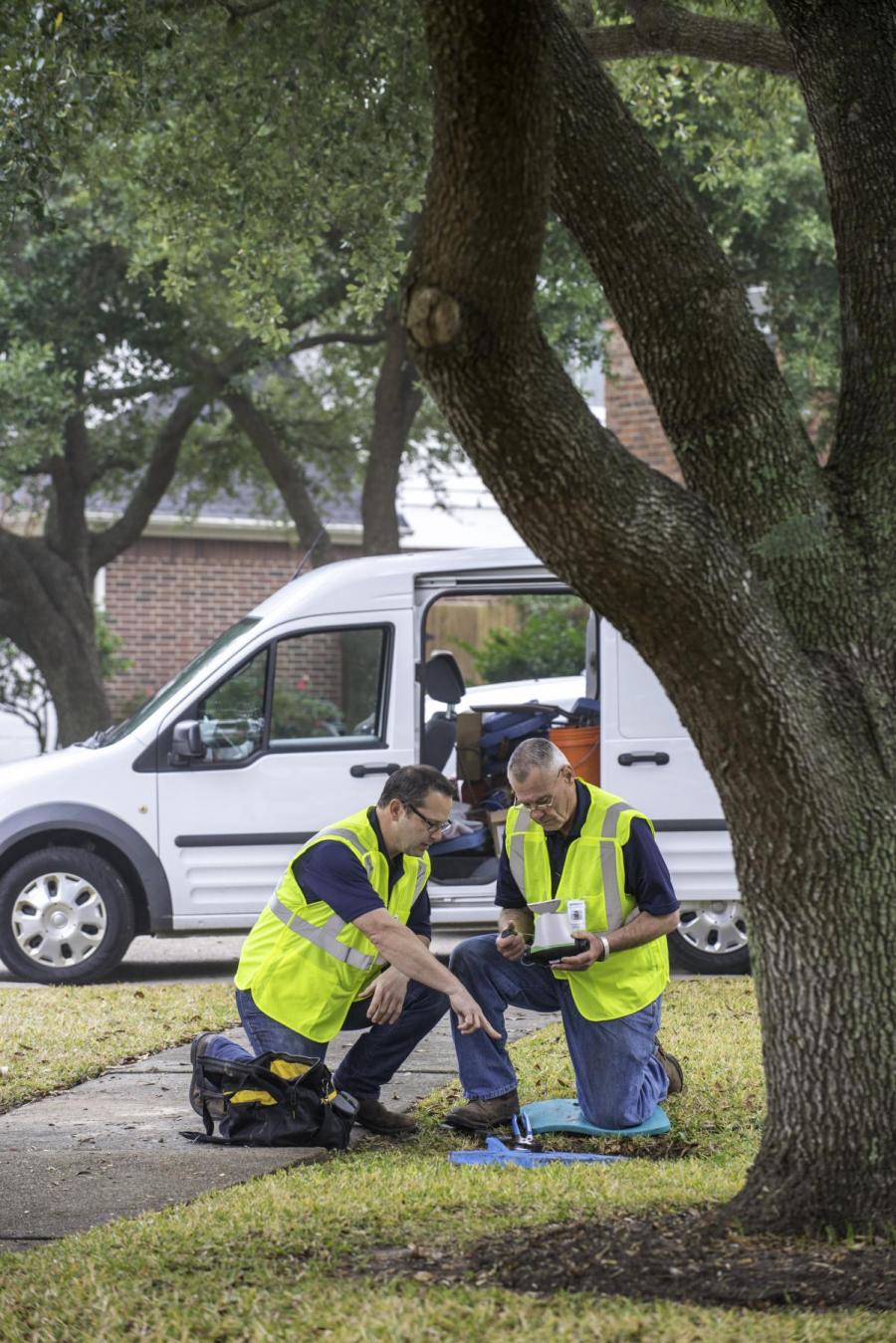2 men installing a water meter