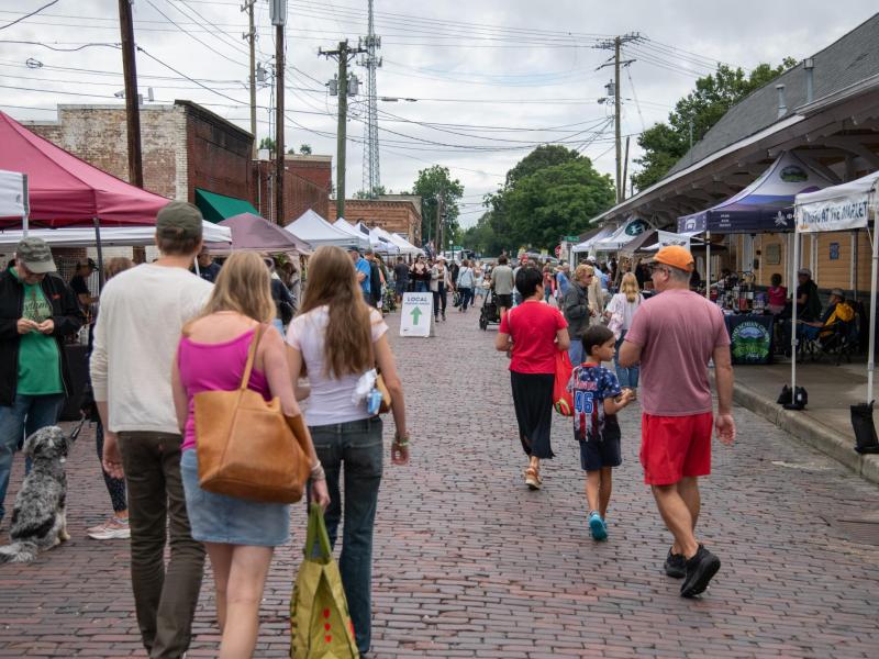 Crowd of people shopping at the Hendersonville Farmers Market