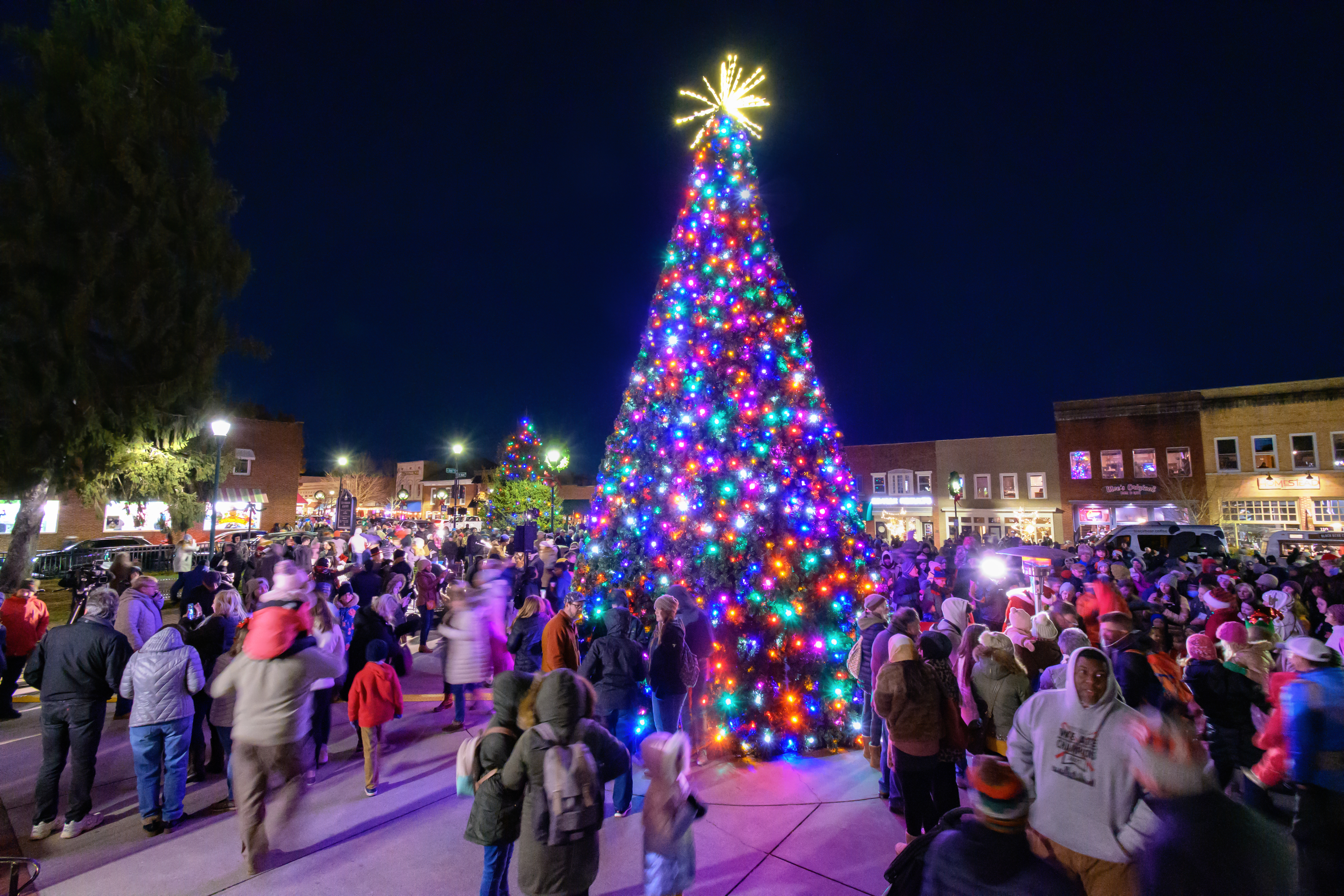 Holiday tree lit up on the Historic Courthouse Plaza